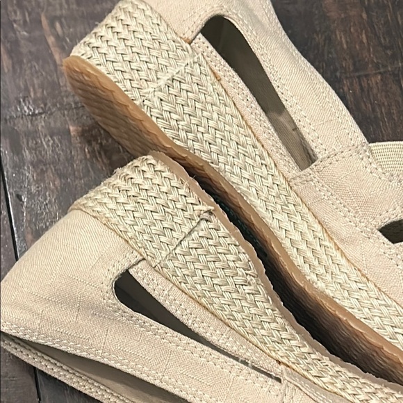 Grasshoppers Cream Flats with Decorative Cutouts - Picture 6 of 10